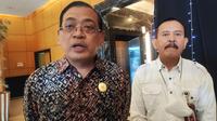Ketua Komisi Informasi Pusat bersama Ketua Komisi Informasi Provinsi Riau. (Liputan6.com/M Syukur)