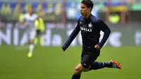 Hernanes beraksi untuk Inter Milan (ANDREAS SOLARO / AFP)