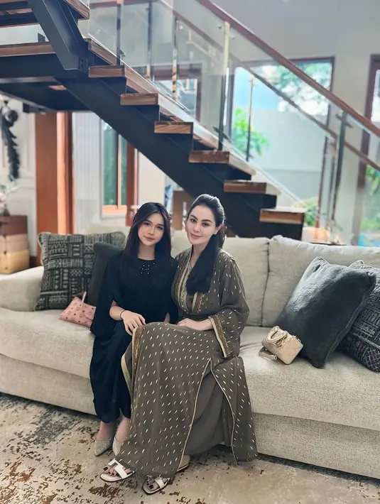 Chantal, yang kini duduk di bangku SMP, semakin menunjukkan pesonanya sebagai remaja. Wajahnya yang cantik dinilai banyak orang menurun dari sang ibu yang terkenal awet muda. Kedekatan mereka juga kerap terlihat dalam berbagai unggahan Jennifer ini. (Liputan6.com/IG/@jeje_haris89)
