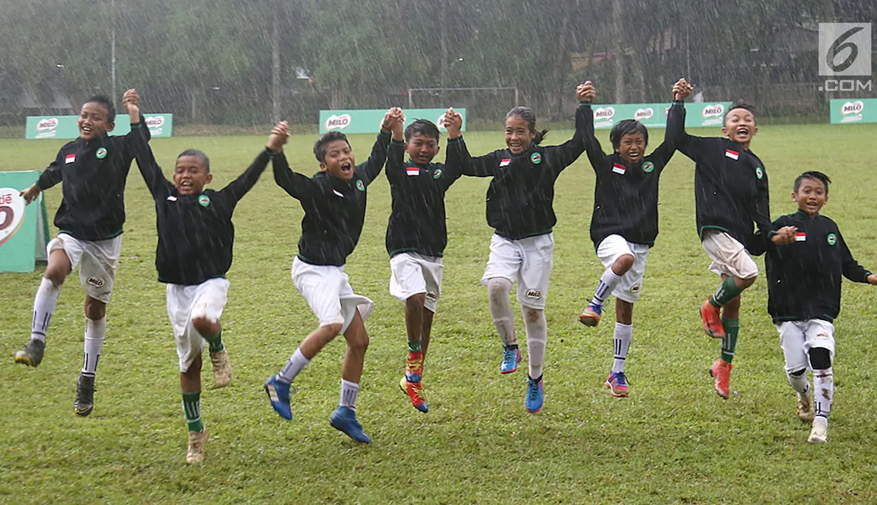 Delapan pemain terbaik berselebrasi pada MILO Football Championship 2019 di Ciputat, Tangerang Selatan, Sabtu (27/4/2019). Kedelapan pemain terpilih akan bertanding melawan anak-anak dari seluruh dunia pada MILO Champions Cup di Barcelona pada  bulan Juli. (Liputan6.com/HO/Rizky)