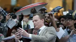 Aktor Paul Bettany berselfie dengan penggemarnya saat menghadiri premiere film "Avengers: Age of Ultron" di Westfield shopping centre, Shepherds Bush, London, Selasa (21/4/2015). (REUTERS/Stefan Wermuth)