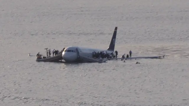 Pesawat jet US Airways di Sungai Hudson, New York.