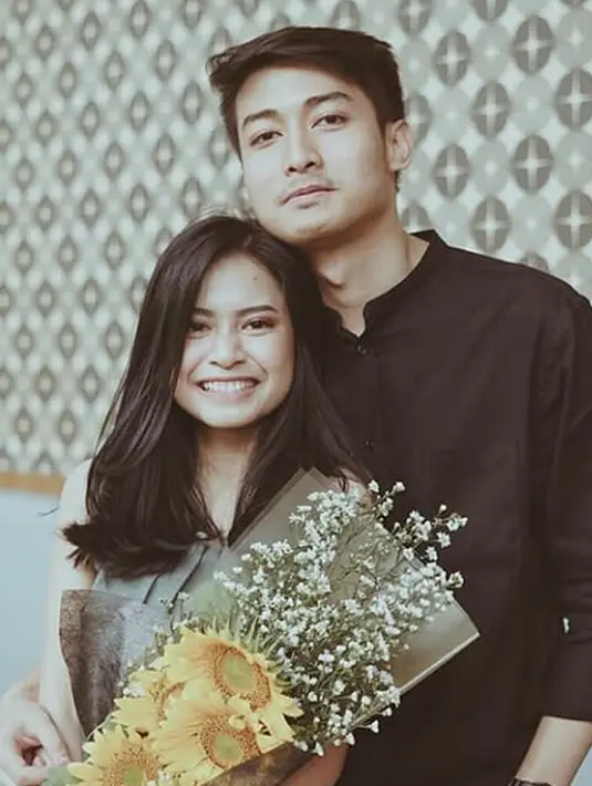 Balikan dengan mantan usai putus dari Junior Roberts, banyak yang mendukung hubungan Hanggini dan Luthfi Aulia. Hubungan Hanggini dan Luthfi Aulia diketahui kembali terjalin usai keduanya kompak unggah foto nonton konser LANY di Instagram. Meski sembunyikan hubungan, kedekatan pasangan yang akrab disapa Jeha dan Upi itu diunggah oleh sahabat dan penggemar di akun fanbase. (Liputan6.com/IG/@jehaupiofc)