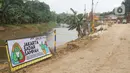 Suasana pekerja proyek Pembangunan Sistem Pengambilan dan Treatment Sampah Badan Air melalui Rekayasa Sungai pada Kali Ciliwung segmen TB Simatupang di kawasan Pasar Rebo, Jakarta, Senin (26/9/2022). Untuk diketahui, pembangunan ini dilatarbelakangi adanya penekanan volume sampah yang terkonsentrasi hanya pada satu titik penanganan (Pintu Air Manggarai, Kali Ciliwung, Jembatan Kampung Melayu). (Liputan6.com/Herman Zakharia)