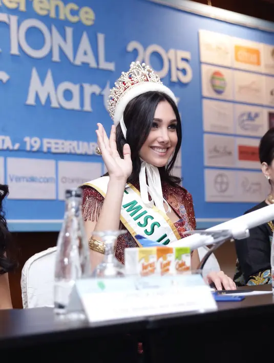 "Seneng bisa berada di sini, bisa mengenal budaya kalian. Satu kata untuk Indonesia, Perfect! (Baju) ini juga sangat cantik dan nyaman," ungkap wanita berusia 20 tahun ini. (Andy Masela/Bintang.com)