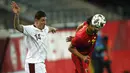 Gelandang Belgia, Nacer Chadli berebut bola dengan gelandang Swiss, Swiss Steven Zuber dalam pertandingan persahabatan di King Power Stadion At Den Dreef, Kamis (12/11/2020) dini hari WIB. Timnas Belgia meraih kemenangan tipis 2-1 atas Swiss. (AP Photo/Francisco Seco)