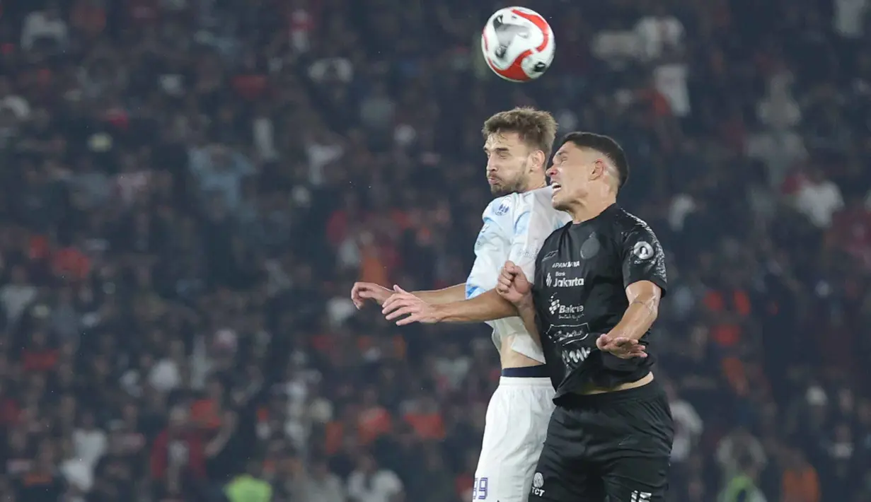 Pemain belakang Persija, Van Basty Sousa E Silva (Sousa - kanan) berebut bola dengan penyerang PSIM, Ermin Haljeta (N. Haljeta) pada pertandingan pekan ke-14 BRI Super League musim 2025/2026 di Stadion Utama Gelora Bung Karno, Jakarta, Jumat (28/11/2025). Persija Jakarta sukses mengunci tiga poin di kandang sendiri usai mengalahkan PSIM Yogyakarta dengan skor 2-0. (Bola.com/M Iqbal Ichsan)