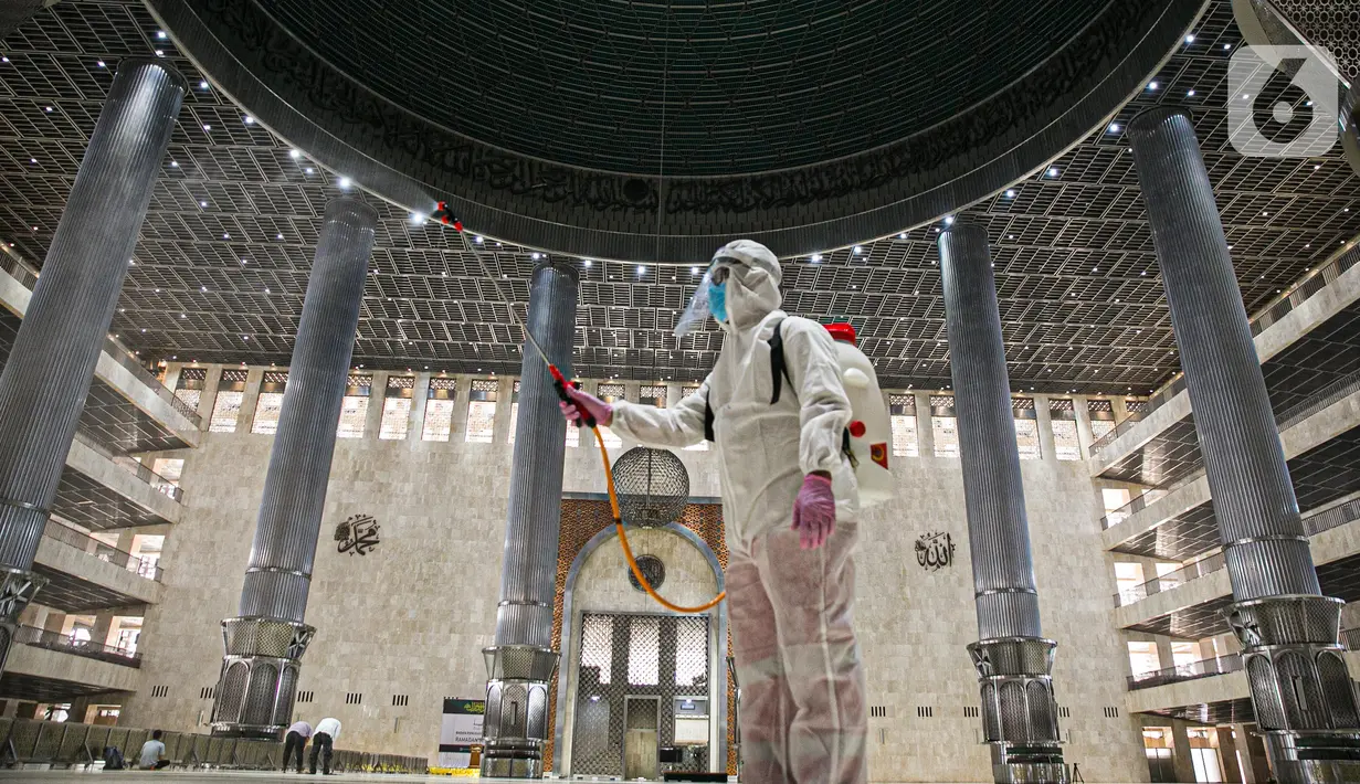 Petugas PMI Jakarta menyemprotkan cairan disinfektan di Masjid Istiqlal, Jakarta, Jumat (16/4/2021). Kegiatan tersebut dilakukan untuk memberikan rasa nyaman bagi jemaah saat menjalankan ibadah di bulan suci Ramadhan dan menghindari penyebaran COVID-19. (Liputan6.com/Faizal Fanani)