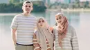 <p>Gaya manis keluarga kecil Ben Kasyafani dan Nesya Ayu Nabila, bersama Sienna pakai outfit serasi. Dengan tone serasi, yaitu kecokelatan, ketiganya kompak mengenakan atasan bercorak garis dan bawahan bernuansa senada. [Foto: Instagram/nesyanabila]</p>