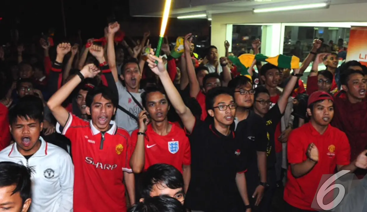 Para suporter memberikan semangat kepada tim kesayangan mereka saat Nobar MU vs Chelsea, 7-11 Trunojoyo, Jaksel, Minggu (26/10/2014). (Liputan6.com/Andrian M Tunay)