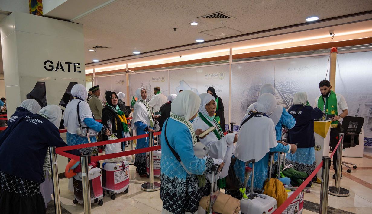 Hari ini, Rabu 22 April 2026, 760 jamaah haji Indonesia dari Embarkasi Surabaya (Jawa Timur) resmi diberangkatkan. Tampak dalam foto, jemaah haji Indonesia mengantre untuk pengecekan data sebelum berangkat untuk melaksanakan ibadah haji tahunan, di Bandara Internasional Juanda, Sidoarjo, Jawa Timur, Rabu 22 April 2026. (JUNI KRISWANTO/AFP)