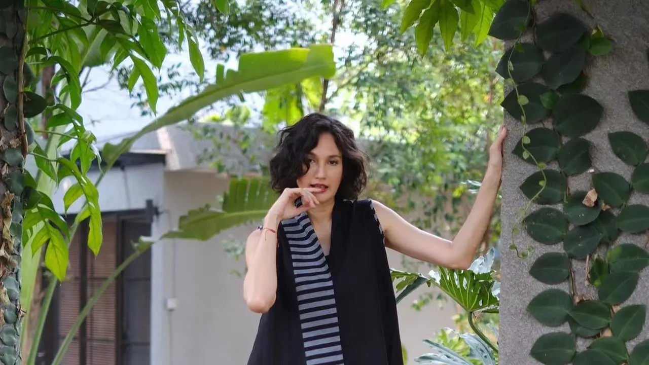 Gaya Trendy Feminin Kasual ala Nadine Chandrawinata (Instagram/@nadinelist)