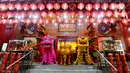 Atraksi barongsai menghibur warga Tionghoa yang beribadah pada malam Tahun Baru Imlek 2574 di Vihara Kwan In Thang, Pondok Cabe, Tangerang Selatan, Banten, Sabtu (21/1/2023). Perayaan Imlek berlangsung semarak dengan adanya pertunjukan barongsai setelah sempat vakum selama 2 tahun akibat pandemi Covid-19. (merdeka.com/Arie Basuki)