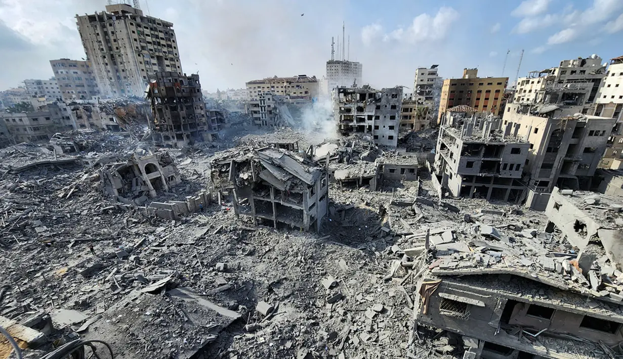 Sementara itu, Kementerian Kesehatan Palestina pada Selasa menyampaikan, jumlah korban di Gaza meningkat menjadi 900 orang tewas dan 4.500 orang terluka akibat serangan balasan Israel. (AP Photo/Hassan Eslaiah)