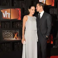 Drama kehidupan Angelina Jolie dan Brad Pitt memang terus bergulir. Proses cerai tak kunjung usai, justru menambah permasalahan di antara Pitt dan Jolie. Kabar terbaru, Pitt mengkhawatirkan soal pendidikan anak-anaknya. (AFP/Frazer Harrison)