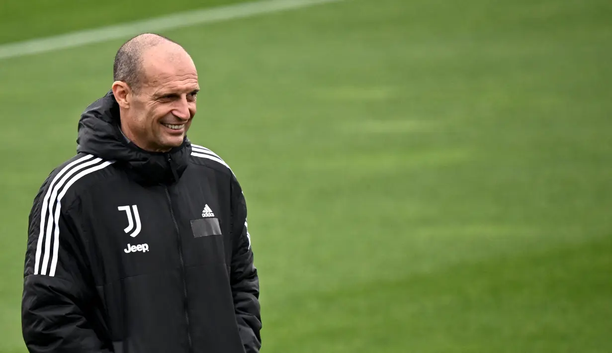 Pelatih Juventus, Massimiliano Allegri menyaksikan pemainnya berlatih selama sesi latihan di tempat latihan Continassa di Turin, Italia (15/3/2022). Juventus akan menghadapi Villarreal pada leg kedua babak 16 besar Liga Champions di Allianz Stadium. (AFP/Marco Bertorello)