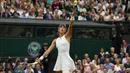 Petenis Spanyol, Garbine Muguruza, melakukan servis saat melawan Venus Williams pada laga final Wimbledon di All England Lawn Tennis Club, Inggris, Sabtu (15/7/2017). Muguruza menang 7-5 dan 6-0 atas Williams. (AFP/Facundo Arrizabalaga)