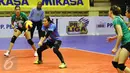 Berlian Marsheila menahan bola servis pemain PGN Popsivo Polwan pada putaran kedua final four Proliga 2017 di GOR C'Tra Arena, Bandung, Jawa Barat, Jumat (14/4). (Liputan6.com/Yoppy Renato)