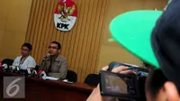 Priharsa Nugraha (kanan) memberikan penjelasan saat jumpa pers di Gedung KPK, Jakarta, Rabu (2/3). Direktorat Gratifikasi KPK menolak pengembalian uang tersebut karena terkait dengan tindak pidana yang sedang ditangani KPK. (Liputan6.com/Helmi Afandi)