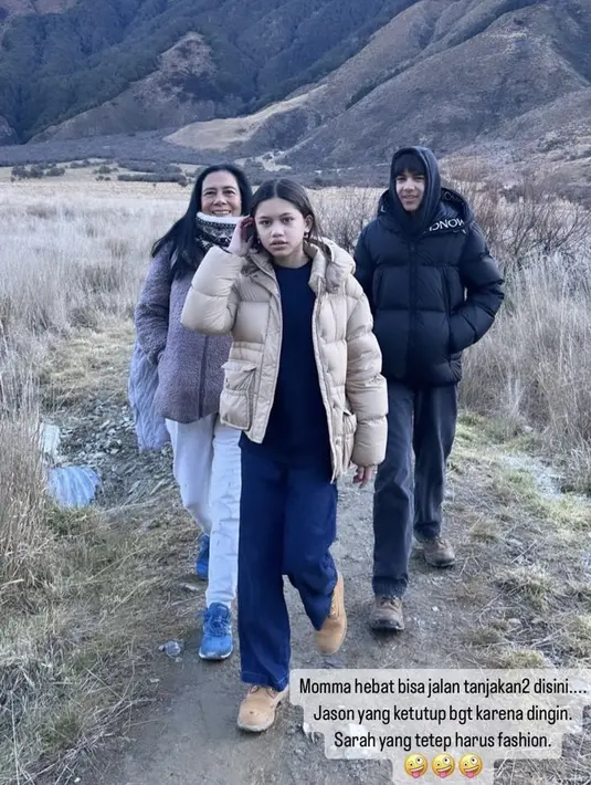 Bersama kedua cucunya, Lydia tampil mengenakan jaket ungu dipadukan celana abu-abunya.  (@nanamirdad_)