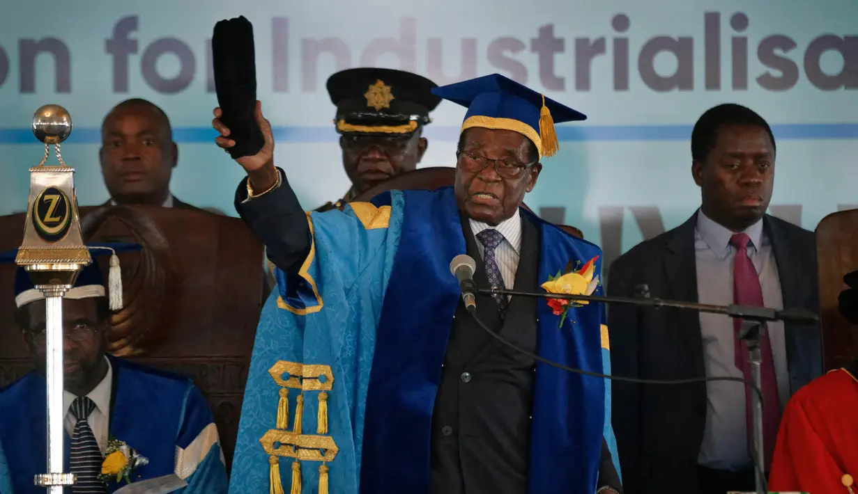 Presiden Zimbabwe, Robert Mugabe memimpin upacara wisuda mahasiswa Universitas Terbuka Zimbabwe di Harare, Jumat (17/11). Tak banyak kata yang diucapkan Presiden yang telah berkuasa sejak 1987 itu di kemunculan pertamanya tersebut. (AP Photo/Ben Curtis)