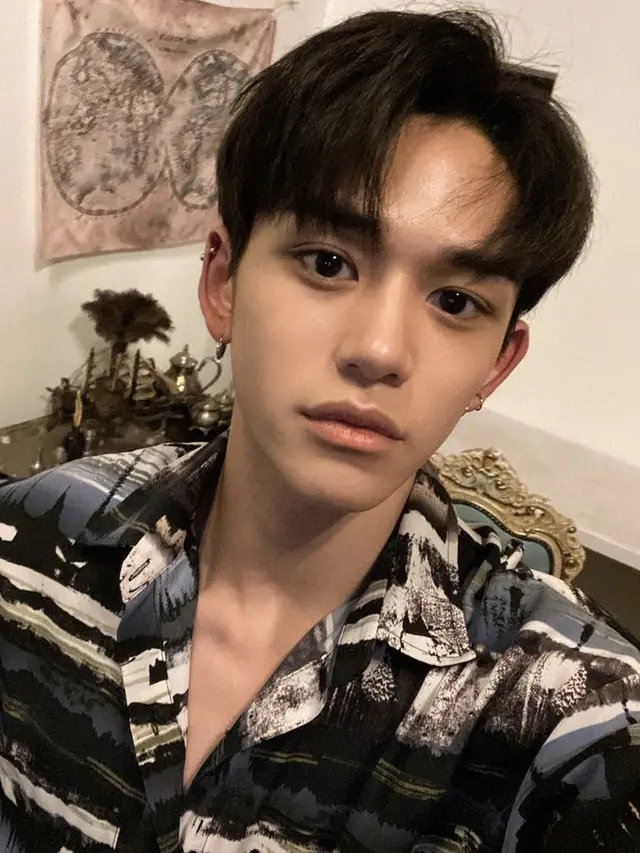 Tampilan Lucas NCT Kenakan Outfit Rp1 jutaan