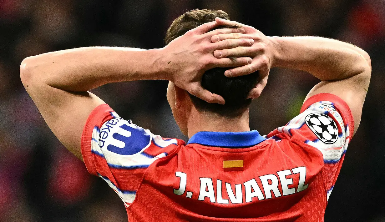 Ekspresi kecewa pemain Atletico Madrid, Julian Alvarez setelah penaltinya dianulir oleh wasit pada laga leg 2 babak 16 besar Liga Champions 2024/2025 melawan Real Madrid di Metropolitano Stadium, Madrid, Spanyol, Kamis (13/03/2025). (AFP/Javier Soriano)