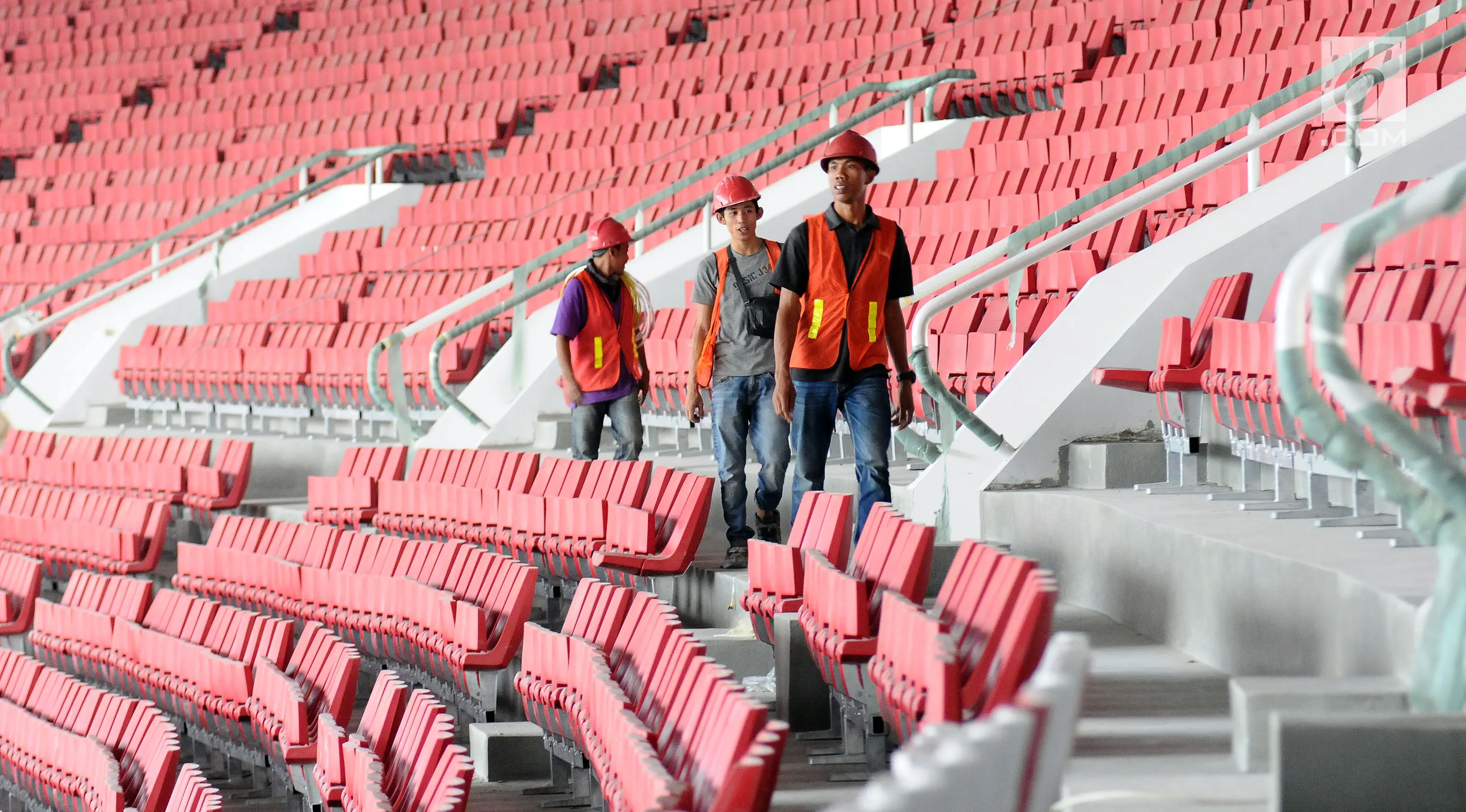 Pekerja mengecek kondisi bangku yang telah terpasang di Stadion Utama Gelora Bung Karno, Jakarta, Selasa (8/8). Hingga saat ini, renovasi telah mencapai sekitar 80% dan ditargetkan rampung pada akhir 2017. (Liputan6.com/Helmi Fithriansyah)