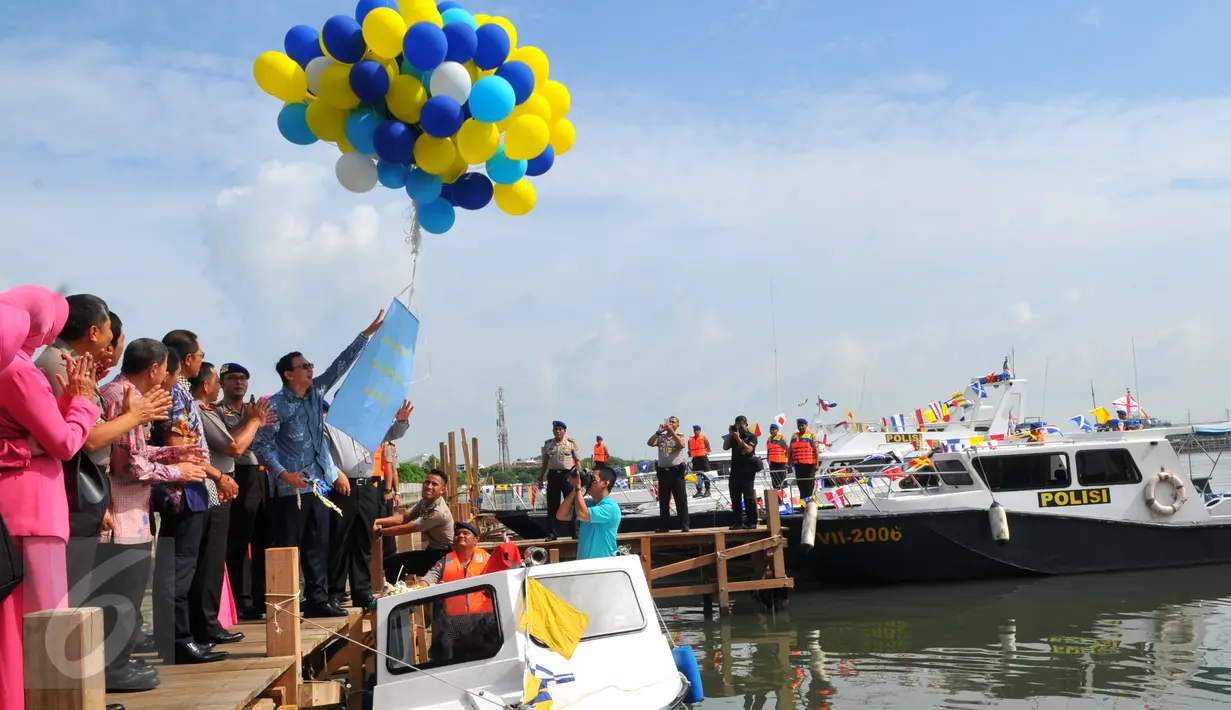 Gubernur DKI, Basuki Tjahaja Purnama melepas balon sebagai tanda peresmian Kantor Satrolda Ditpolair Polda Metro Jaya di Penjaringan, Jakarta, Sabtu (27/2). Selain Ahok, hadir pula Kapolda Metro Jaya, Irjen Tito Karnavian. (Liputan6.com/Faisal R Syam)