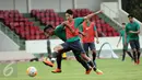 Jack Brown (kanan) berebut bola saat latihan seleksi Timnas Indonesia U-19 di Lapangan Atang Sutresna, Jakarta, Kamis (6/4). 14 pemain yang pernah berlaga di luar negeri mengikuti seleksi masuk Timnas Indonesia U-19. (Liputan6.com/Helmi Fithriansyah)