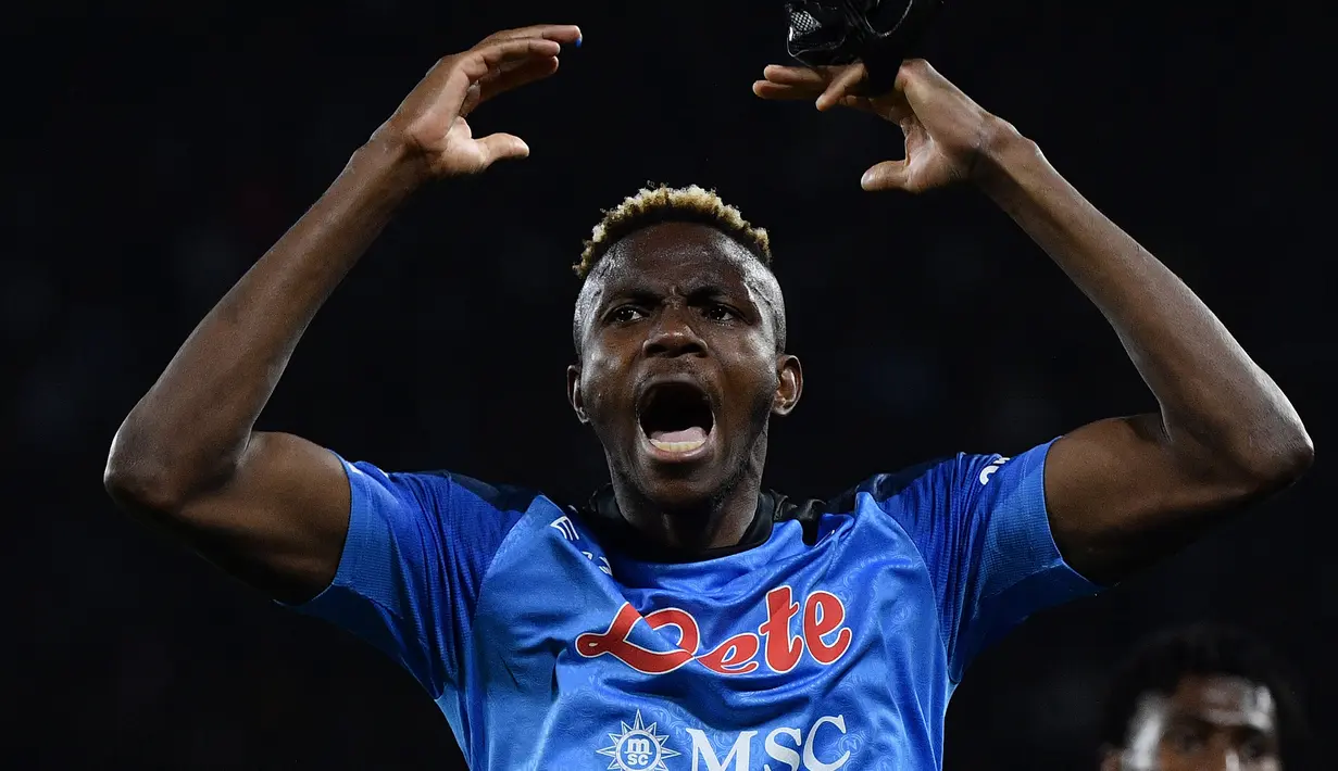 Selebrasi striker Napoli, Victor Osimhen setelah mencetak gol ke gawang Atalanta pada laga Liga Italia 2022/2023 di Diego Armando Maradona Stadium, Naples (11/3/2023). Victor Osimhen yang didatangkan Napoli dari LOSC Lille pada awal musim 2020/2021 menjelma menjadi monster gol yang mampu meneror gawang lawan pada musim 2022/2023 ini di Liga Italia. Hingga kini ia masih memimpin daftar top skor sementara Liga Italia 2022/2023 dengan torehan 21 gol dan 5 assist dari total 23 laga. (AFP/Filippo Monteforte)