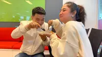 6 Momen Dewi Perssik dan Aldi Taher Kerja Bareng, Akur Makan Sepiring Berdua (YouTube DEWI PERSSIK)