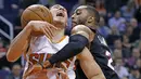 Pemain Phoenix Suns, Devin Booker (kiri) saat berebut bola dengan pemain Miami Heat, Wayne Ellington pada laga NBA basketball game, (3/1/2017) di US Airways Center, Phoenix.  Suns menang 99-90. (AP/Ross D. Franklin)