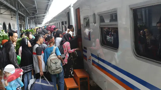 20161224- Begini Kondisi Stasiun Pasar Senen Jelang Malam Natal-Jakarta- Herman Zakharia