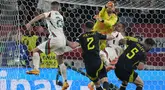 Kiper Skotlandia Angus Gunn bertabrakan dengan striker Hungaria Barnabas Varga pada matchday terakhir Grup A Euro 2024 di Stuttgart Arena, Senin (24/6/2024). (AP Photo/Matthias Schrader)