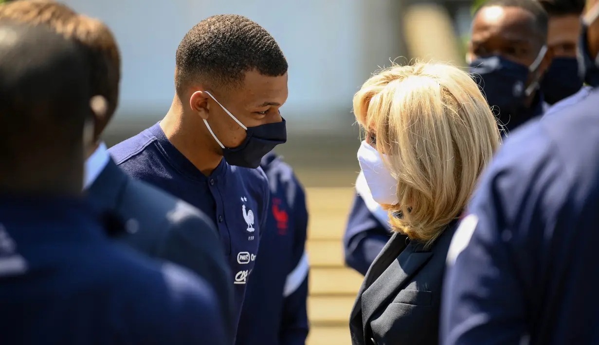 Dalam kesempatan tersebut ikut hadir istri dari Presiden Macron, yaitu Brigitte Macron yang sedang berbincang dengan striker PSG, Kylian Mbappe. (Foto: AFP/Pool/Franck Fife)
