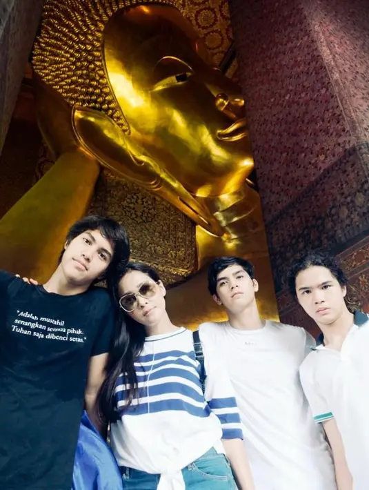 “Happy birthday to the most special mom in the world! May your light continue to shine bright as it always has, this day and always,” tulis Al Ghazali dalam kalimat berbahasa Inggris. (Instagram/maiaestiantyreal)