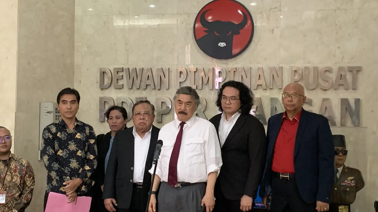 Ketua Tim Hukum PDI Perjuangan Gayus Lumbuun di kantor DPP PDIP, Jakarta, Selasa (23/4/2024). (Liputan6.com/Delvira Hutabarat)