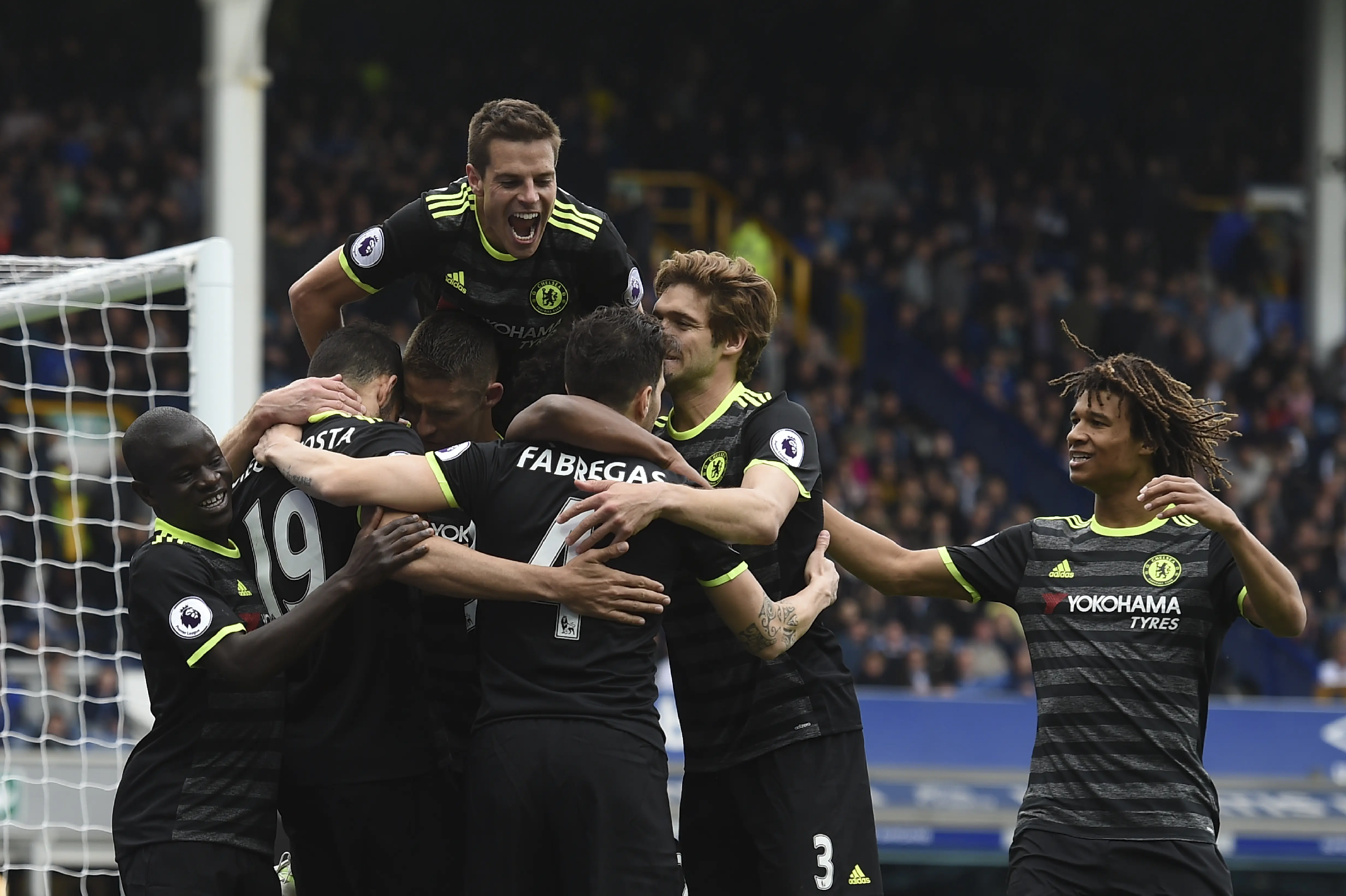 Selebrasi para pemain Chelsea setelah Willian mencetak gol ke gawang Everton. (PAUL ELLIS / AFP )