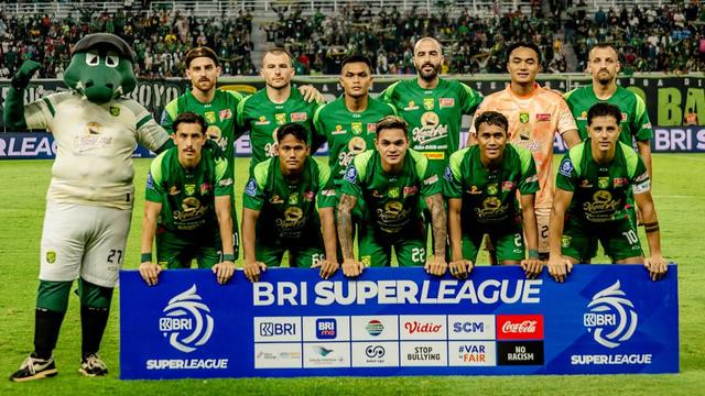 Persebaya Surabaya melawan Persis Solo.