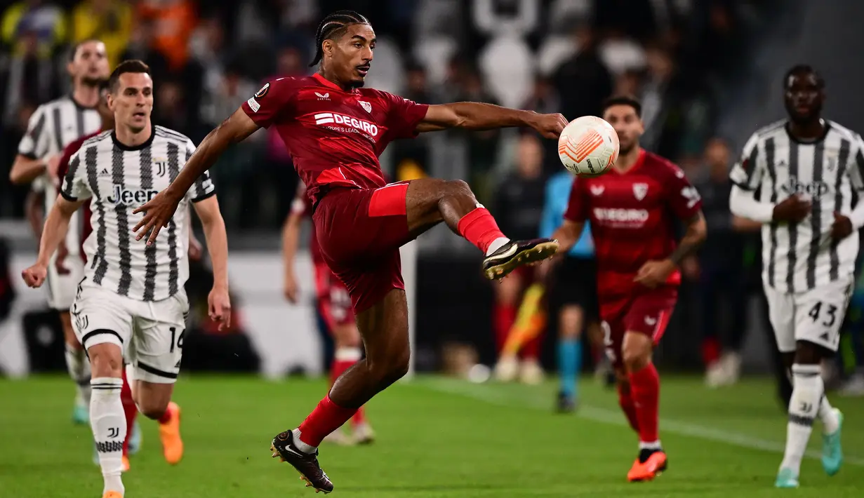 Pemain Sevilla, Loic Bade mengontrol bola pada laga leg pertama semifinal Liga Europa 2022/2023 melawan Juventus di Allianz Stadium, Juventus, Jumat (12/05/2023) WIB. Laga berakhir dengan skor 1-1. (AFP/Marco Bertorello)