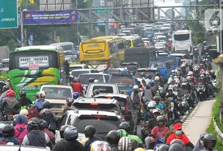 Pengendara berjalan tersendat akibat padatnya volume kendaraan menuju jalur Puncak, Gadog, Bogor, Jawa Barat, Minggu (15/5/2022). Kemacetan panjang kendaraan terjadi di kawasan wisata Puncak memasuki libur panjang Hari Raya Waisak. (merdeka.com/Arie Basuki)