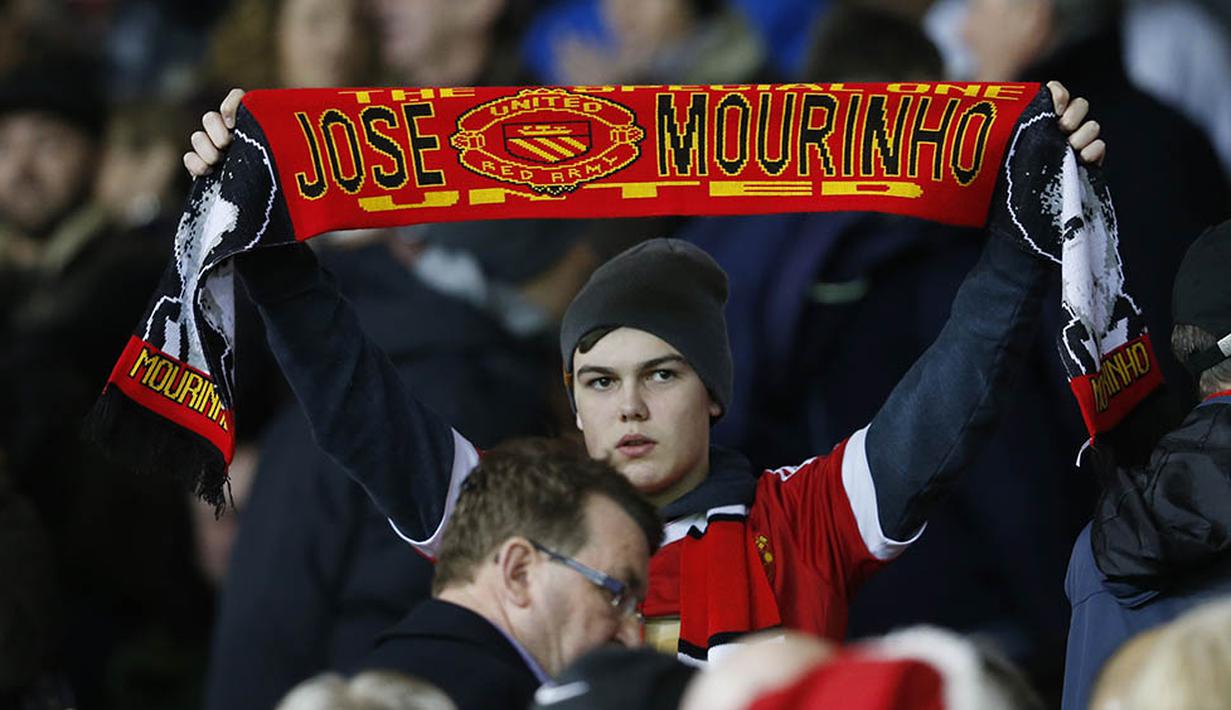 Suara fans yang menginginkan kehadiran Jose Mourinho menggantikan Louis Van Gaal sebagai pelatih Manchester United semakin besar. (Reuters/Phil Noble)