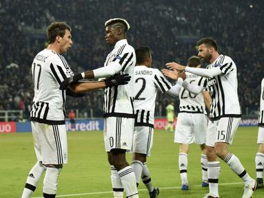 Para Pemain Juventus merayakan gol  Mario Mandzukic (kiri)pada lanjutan liga Champion grup D antara Juventus vs Manchester City di Stadion Juventus, Kamis (26/11/2015) dini hari WIB.  (AFP Photo/Olivier)