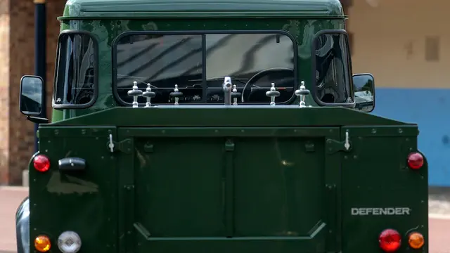 Bagian belakang Land Rover Defender yang di kustom khusus oleh Pangeran Philip untuk pemakamannya. (AP/Steve Parsons/Pool)