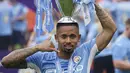 Pemain Manchester City Gabriel Jesus merayakan dengan trofi setelah memenangkan gelar Liga Inggris 2022 di Etihad Stadium, Manchester, Inggris, 22 Mei, 2022. Manchester City menjadi juara Liga Inggris usai menang 3-2 atas Aston Villa. (AP Photo/Dave Thompson)