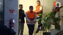 Mereka adalah Parwanto yang menjabat sebagai Wakil Ketua Dewan Perwakilan Rakyat Daerah (DPRD) Kabupaten Ogan Komering Ulu periode 2024-2029, Robi Vertigo (Anggota DPRD Kabupaten Ogan Komering Ulu periode 2024-2029), serta dari pihak swasta, yakni Mendra SB dan Ahmat Thoha. Tampak dalam foto, Wakil Ketua Dewan Perwakilan Rakyat Daerah (DPRD) Kabupaten Ogan Komering Ulu periode 2024-2029, Parwanto (depan) sesaat sebelum rilis penetapan penahanan di Gedung Merah Putih Komisi Pemberantasan Korupsi (KPK), Jakarta, Kamis 20 November 2025. (Liputan6.com/Helmi Fithriansyah)
