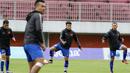 Gaya pemain Vietnam saat  melakukan pemanasan sebelum uji coba lapangan pada sesi latihan di Stadion Maguwoharjo, Sleman, Yogyakarta, Sabtu (08/10/2016). (Bola.com/Nicklas Hanoatubun)
