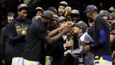 Para pebasket Golden State Warriors merayakan kemenangan atas Cleveland Cavaliers pada final NBA di Quicken Loans Arena, Ohio, Jumat (8/6/2018). Warriors juara setelah menang 4-0 atas Cavaliers. (AFP/Tony Dejak)