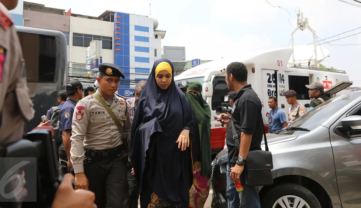 Warga Negara Asing (WNA) yang diamankan petugas saat razia terkait pemalsuan dokumen di kawasan Petamburan, Jakarta, Jumat (29/1). Diduga razia tersebut terkait kasus penggerebekan sabu ratusan kilogram di Jepara. (Liputan6.com/Herman Zakharia)
